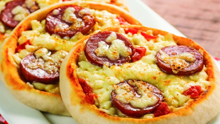 Receita de mini pizzas de calabresa