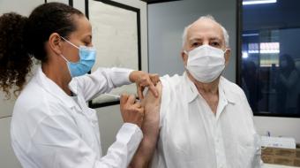 Idosos com 67 anos ou mais se vacinam em Maring�