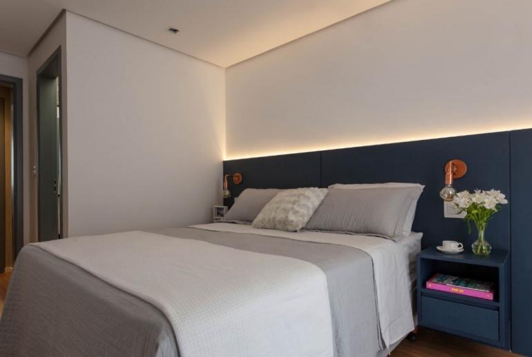 Carlos Piratininga - No dormitório, as luminárias instaladas na lateral da cama de forma suspensa, destacam ainda mais o estilo industrial que percorre todo o projeto