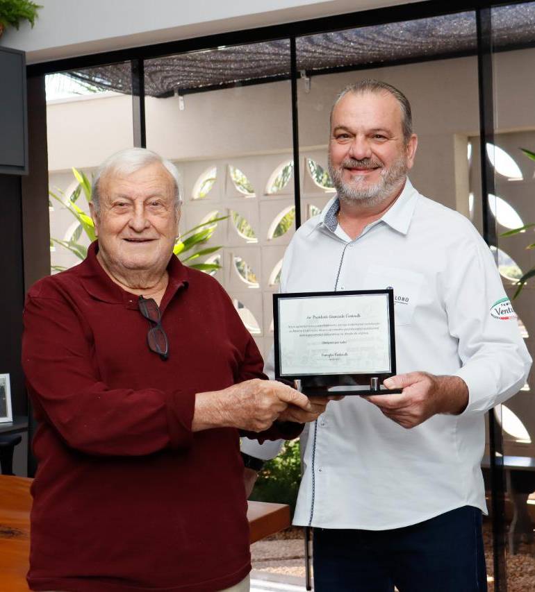 Divulgação/Juliano Ayub - Mario Venturelli entrega placa em homenagem aos 40 anos de dedicação de Gian Venturelli à empresa