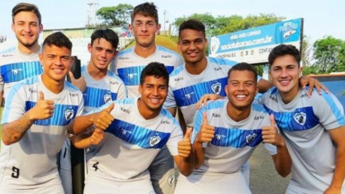 Higor Vidal (no canto direito) aparece no Estádio do Café em foto publicada em 2015
