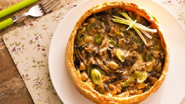 Veja como fazer essa torta aberta de cogumelos