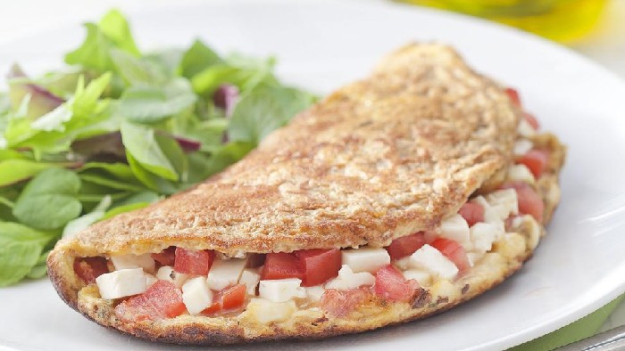 Omelete integral com queijo branco, tomate e or�gano para um caf� fit