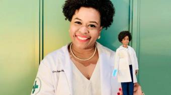 Cientista brasileira ganha boneca Barbie em sua homenagem
