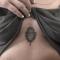 Crédito-9: Tatuagem entre os seios