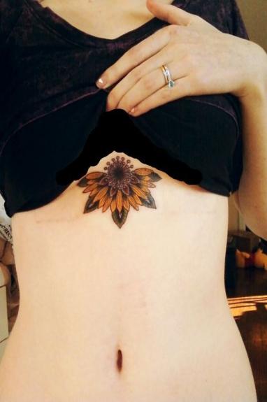 Crédito: Tatuagem entre os seios Crédito: Tatuagem entre os seios