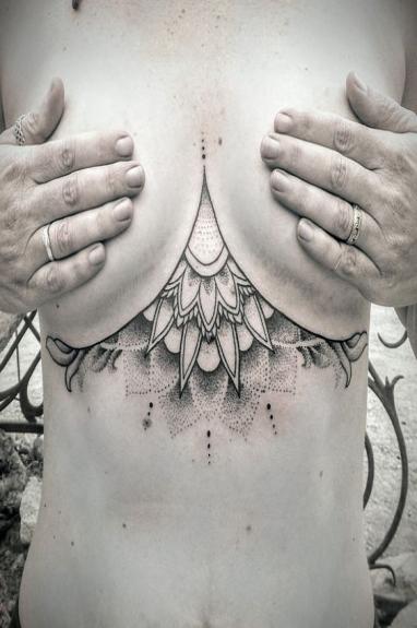 Crédito: Tatuagem entre os seios Crédito: Tatuagem entre os seios