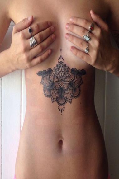 Crédito: Tatuagem entre os seios Crédito: Tatuagem entre os seios
