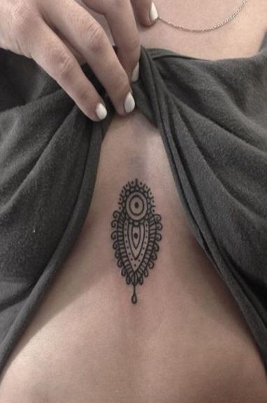 Crédito: Tatuagem entre os seios Crédito: Tatuagem entre os seios
